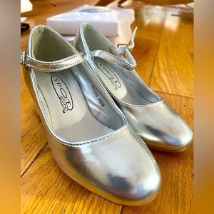 Girls heeled silver pumps - US 11, UK10, EU 28
